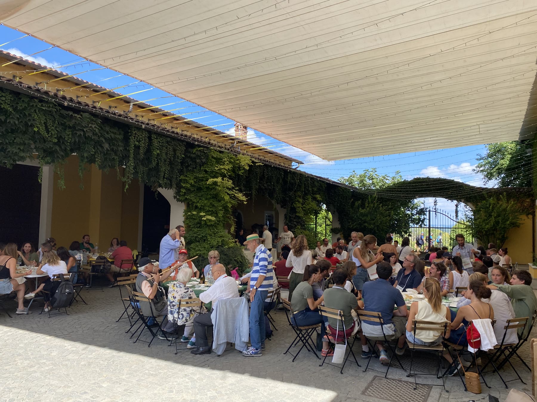 Pranzo conviviale nel cortile di una cantina del Gaviese