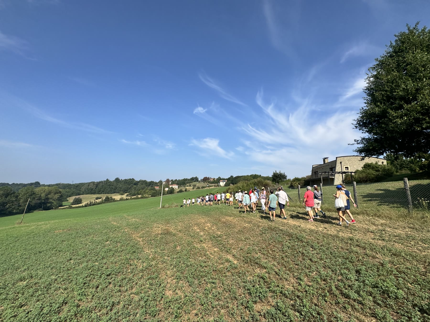Partecipanti in cammino tra i campi durante la GaviLonga