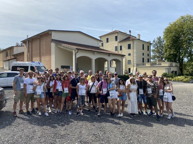 Gruppo di partecipanti davanti alla cantina ospitante