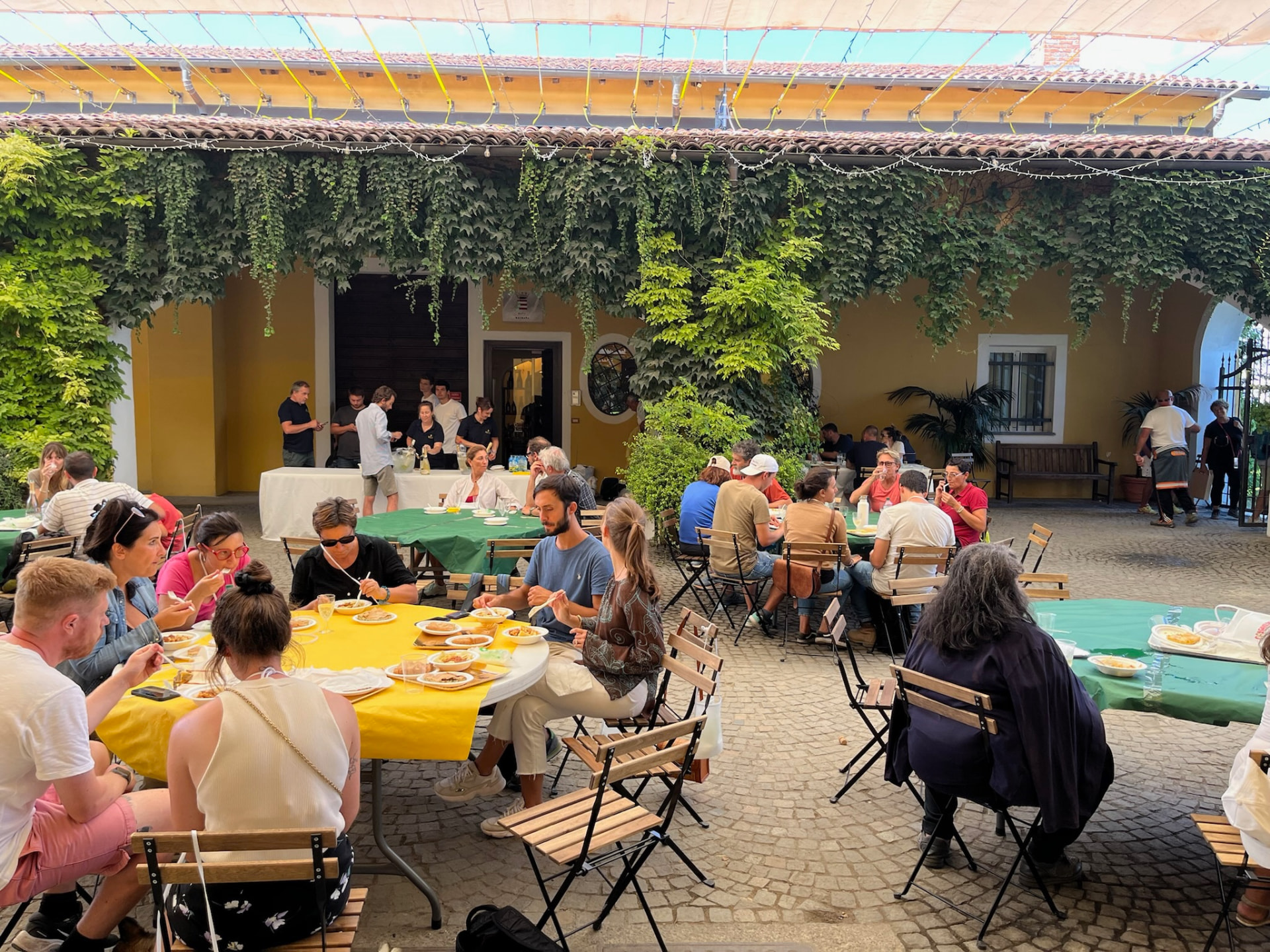 Partecipanti alla GaviLonga riuniti nel cortile per la degustazione